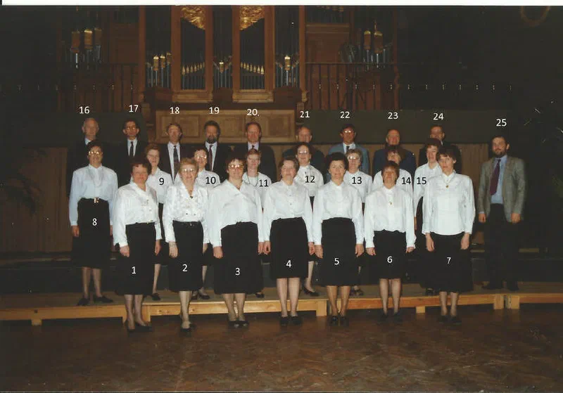 Genummerde groepsfoto van het koor op het Provinciaal Koorzangtoernooi in 1992