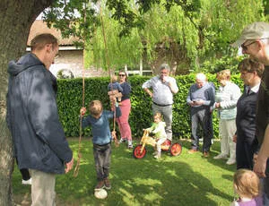 Koorleden en hun gezinnen samen in een tuin