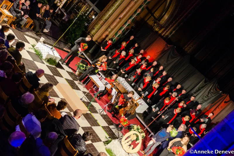 Koor Cantilene zingt tijdens een concert in de kerk, december 2019
